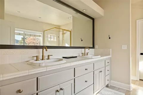 Bath - 267 Pheasant Run, Lake Arrowhead, CA 92352 photo 1 of 6