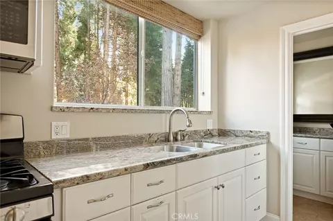 Kitchen - 267 Pheasant Run, Lake Arrowhead, CA 92352 photo 5 of 5