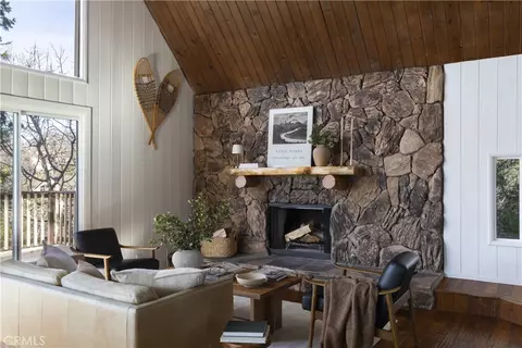 1458 Sequoia Dr, Lake Arrowhead, CA 92352