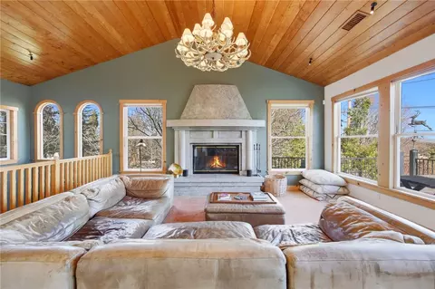 Living - 417 Emerald Dr, Lake Arrowhead, CA 92352 photo 4 of 10