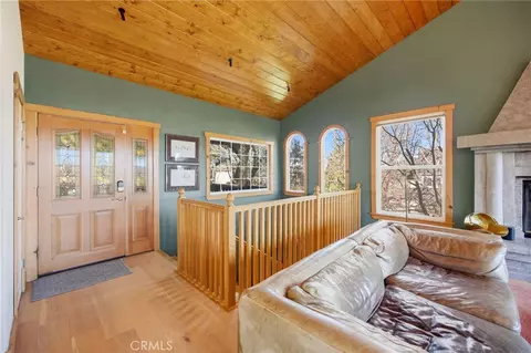 Entry Way - 417 Emerald Dr, Lake Arrowhead, CA 92352 photo 3 of 7
