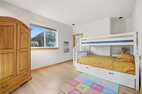 Bedroom - 417 Emerald Dr, Lake Arrowhead, CA 92352 photo 2 of 3