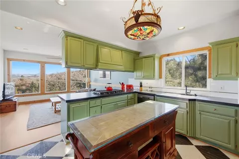 Kitchen - 417 Emerald Dr, Lake Arrowhead, CA 92352 photo 2 of 3