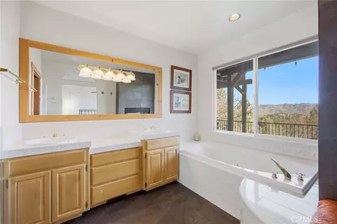 Bath - 417 Emerald Dr, Lake Arrowhead, CA 92352 photo 3 of 5