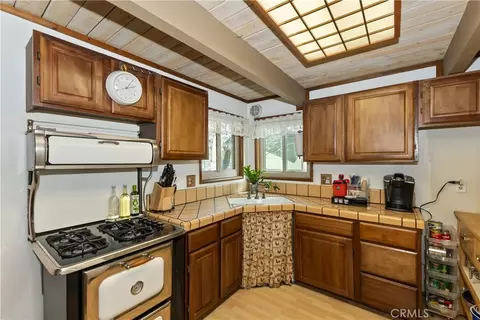 Kitchen - 581 Highland Ln, Sugarloaf, CA 92386 photo 1 of 1