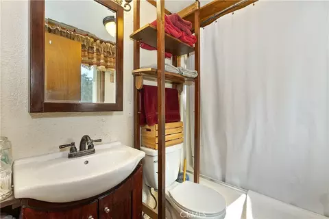 Bath - 581 Highland Ln, Sugarloaf, CA 92386 photo 2 of 2