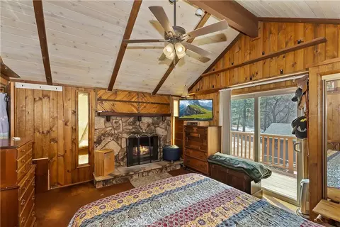 Bedroom - 581 Highland Ln, Sugarloaf, CA 92386 photo 2 of 3