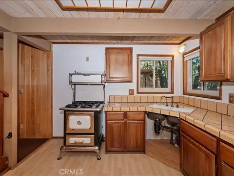 Kitchen - 581 Highland Ln, Sugarloaf, CA 92386 photo 3 of 4