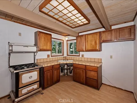 Kitchen - 581 Highland Ln, Sugarloaf, CA 92386 photo 1 of 4