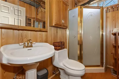 Bath - 581 Highland Ln, Sugarloaf, CA 92386 photo 1 of 2