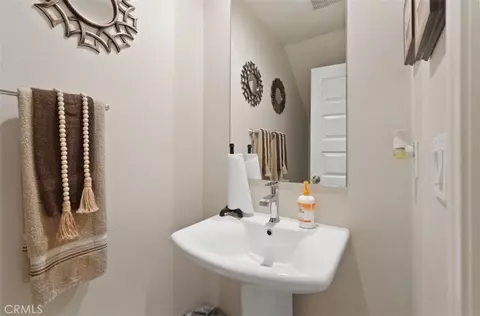 Bath - 2248 Ridge Ct, Perris, CA 92571 photo 2 of 5