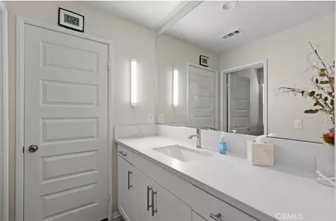 Bath - 2248 Ridge Ct, Perris, CA 92571 photo 4 of 5