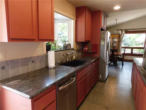 Kitchen - 36976 Sycamore Dr, Mentone, CA 92359 photo 6 of 11