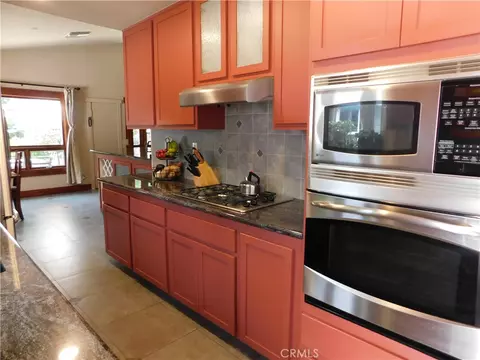 Kitchen - 36976 Sycamore Dr, Mentone, CA 92359 photo 5 of 11