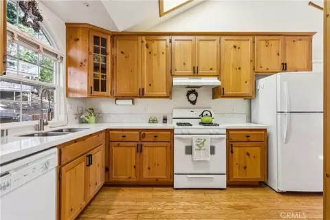 Kitchen - 305 Summit Rd, Lake Arrowhead, CA 92352 photo 3 of 3
