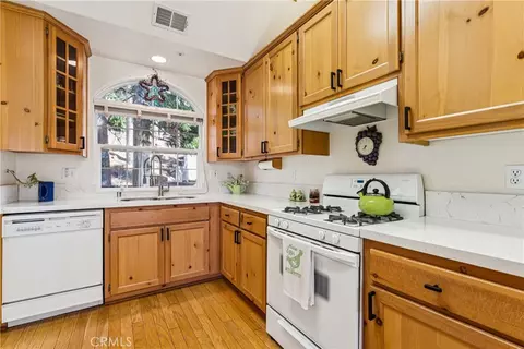 Kitchen - 305 Summit Rd, Lake Arrowhead, CA 92352 photo 2 of 3