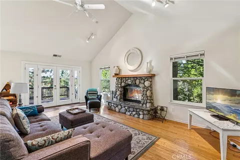 Living - 305 Summit Rd, Lake Arrowhead, CA 92352 photo 2 of 4