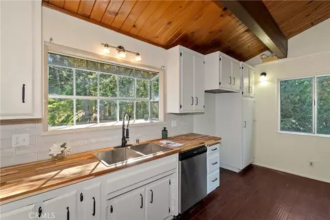 Kitchen - 129 Zermat Unit 1 2, Crestline, CA 92325 photo 3 of 5