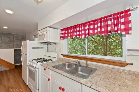 Kitchen - 129 Zermat Unit 1 2, Crestline, CA 92325 photo 5 of 5