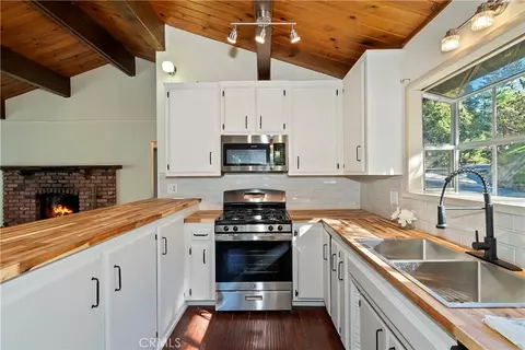 Kitchen - 129 Zermat Unit 1 2, Crestline, CA 92325 photo 2 of 5