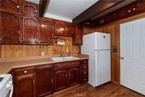 Kitchen - 47115 Sky View Dr, Big Bear City, CA 92314 photo 3 of 4