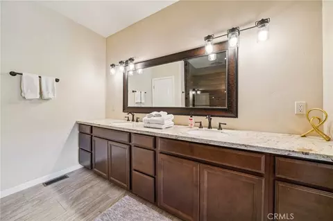 Bath - 26845 Modoc Ln, Lake Arrowhead, CA 92352 photo 4 of 7