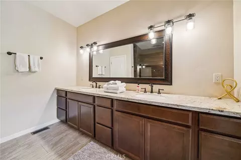 Bath - 26845 Modoc Ln, Lake Arrowhead, CA 92352 photo 5 of 8