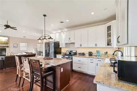 Kitchen - 26845 Modoc Ln, Lake Arrowhead, CA 92352 photo 4 of 6