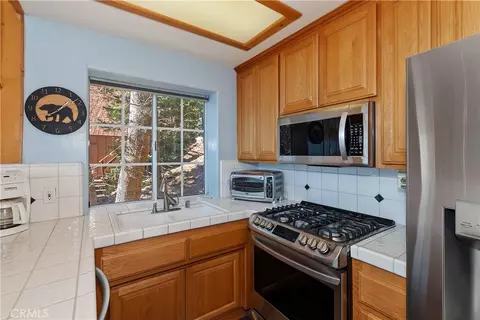 Kitchen - 2477 Spring Oak Dr, Running Springs, CA 92382 photo 2 of 3