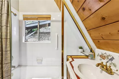 Bath - 24032 Skyland, Crestline, CA 92325 photo 1 of 1