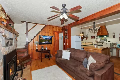 Living - 29591 Hook Creek Rd, Cedar Glen, CA 92321 photo 4 of 5