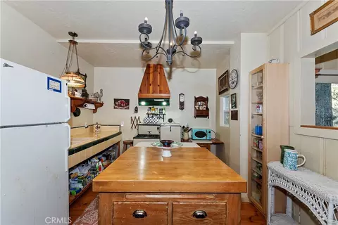 Kitchen - 29591 Hook Creek Rd, Cedar Glen, CA 92321 photo 3 of 4