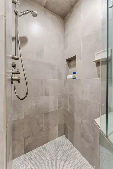 Bath - 12669 Valley View Ln, Redlands, CA 92373 photo 4 of 6