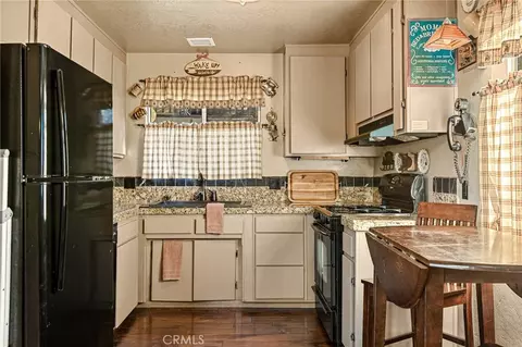 Kitchen - 1256 Grass Vly, Lake Arrowhead, CA 92352 photo 1 of 2