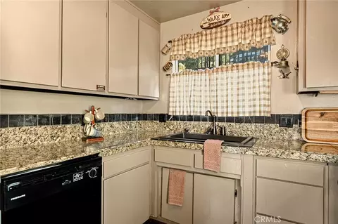 Kitchen - 1256 Grass Vly, Lake Arrowhead, CA 92352 photo 2 of 2