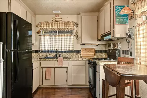 Kitchen - 1256 Grass Vly, Lake Arrowhead, CA 92352 photo 1 of 2