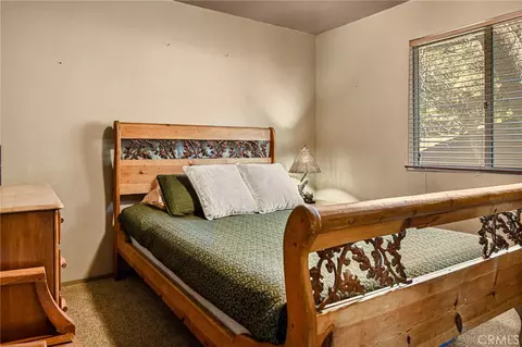 Bedroom - 1256 Grass Vly, Lake Arrowhead, CA 92352 photo 4 of 5