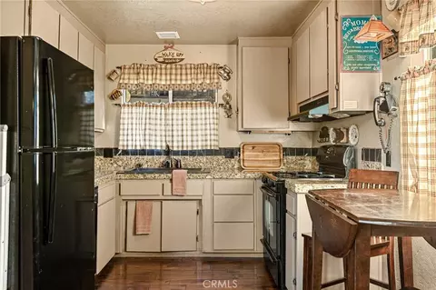Kitchen - 1256 Grass Vly, Lake Arrowhead, CA 92352 photo 1 of 2