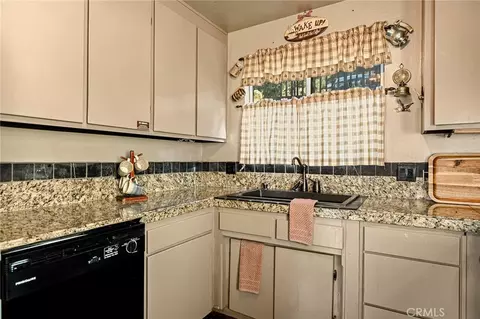 Kitchen - 1256 Grass Vly, Lake Arrowhead, CA 92352 photo 2 of 2