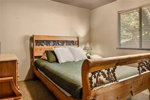 Bedroom - 1256 Grass Vly, Lake Arrowhead, CA 92352 photo 4 of 5