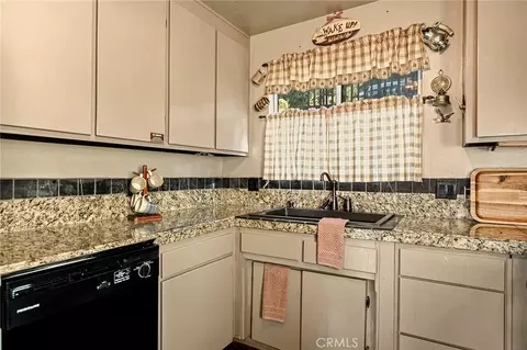 Kitchen - 1256 Grass Vly, Lake Arrowhead, CA 92352 photo 2 of 2