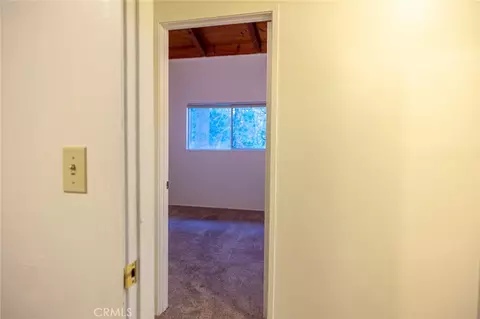 Entry Way - 24738 Nestal Ct, Crestline, CA 92325 photo 4 of 8