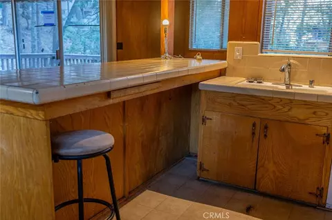 Kitchen - 24738 Nestal Ct, Crestline, CA 92325 photo 4 of 5
