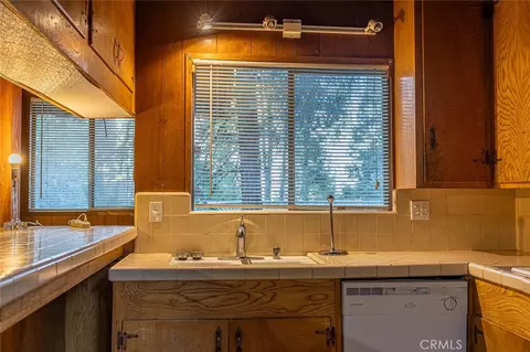 Kitchen - 24738 Nestal Ct, Crestline, CA 92325 photo 3 of 5