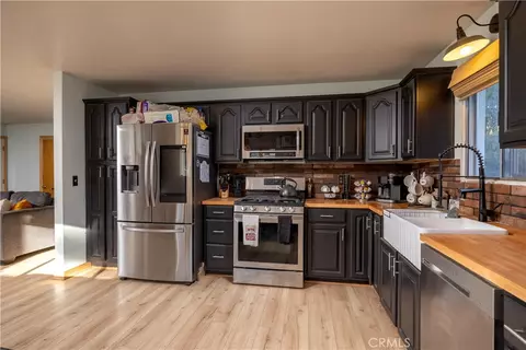 Kitchen - 332 Grenfall Ln, Big Bear City, CA 92314 photo 2 of 4