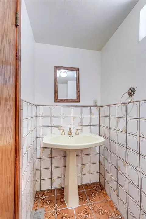 Bath - 1227 Portillo Ln, Lake Arrowhead, CA 92352 photo 2 of 4
