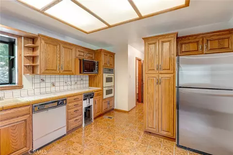 Kitchen - 1227 Portillo Ln, Lake Arrowhead, CA 92352 photo 3 of 3