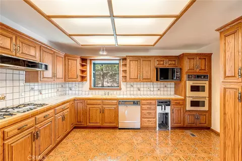 Kitchen - 1227 Portillo Ln, Lake Arrowhead, CA 92352 photo 2 of 3