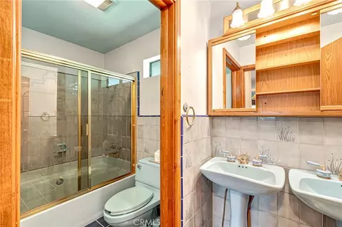 Bath - 1227 Portillo Ln, Lake Arrowhead, CA 92352 photo 3 of 4