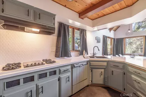 Kitchen - 721 Bear Mountain Rd, Big Bear City, CA 92314 photo 2 of 5